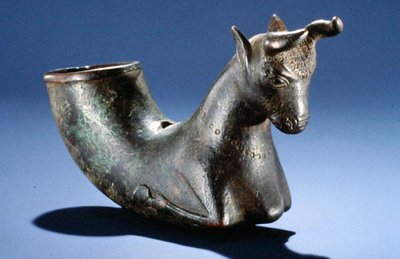 Összehajtott lábú bika, ie 550-330 körül (bronz) alkotó: School Persian