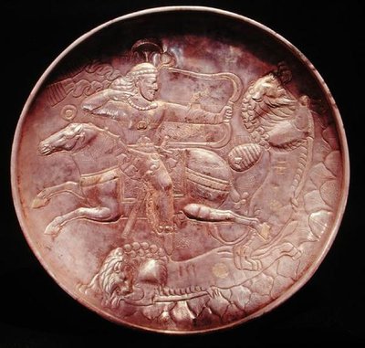Oroszlánra vadászó királyi katonát ábrázoló tábla, 6-7. század (ezüst) alkotó: School Persian