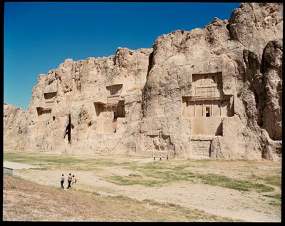 Kilátás a Nekropoliszra és az Achaemenid királyok négy sírjára alkotó: School Persian