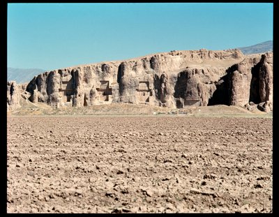 Kilátás a Nekropoliszra és az Akhaimenida királyok négy sírjára, balról jobbra, II. Arius, I. Artaxerxes és I. Nagy Dárius alkotó: School Persian