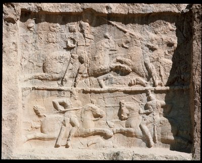 Kilátás a nekropoliszra és az Achaemenid királyok sírjaira, a csata jeleneteit ábrázoló dombormű alkotó: School Persian