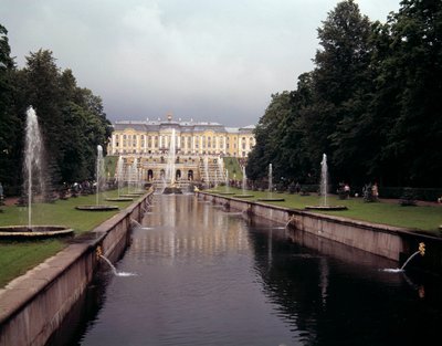 Kilátás a péterhofi vár nagy vízesésére, Nagy Péter alatt, Szentpétervár közelében, Oroszországban alkotó: School Russian