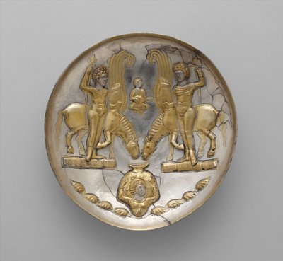 Tányér fiatalokkal és szárnyas lovakkal, Kr. u. 5-6. század (ezüst, higany aranyozás) alkotó: School Sasanian
