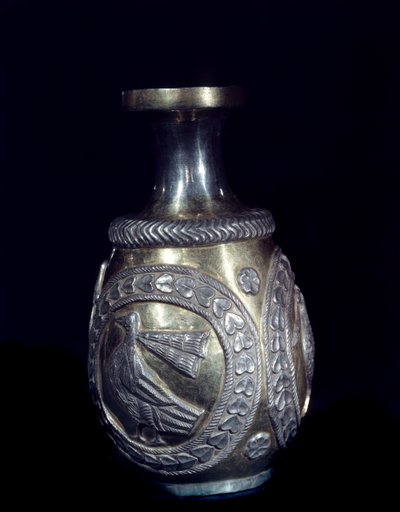 Szászánida mesterségek: arany ezüst kulacs, három medalionnal, dombornyomott kakasokkal. i.sz. 224-661. Teherán, Foroughi kollekció alkotó: School Sasanian