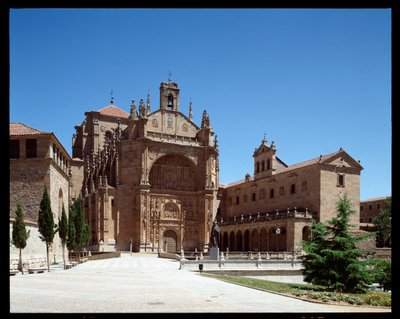 Kilátás a lemezes homlokzatra alkotó: School Spanish
