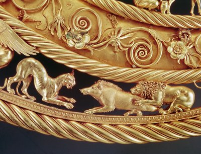 Oroszlán és párduc támad egy vadkanra, részlet egy arany mellvértről Tovsta Mohylától (arany) alkotó: Scythian