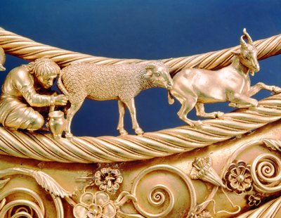 Szkíta anyajuhot fejő szkíta, részlet egy Tovsta Mohylából származó arany mellvértről alkotó: Scythian