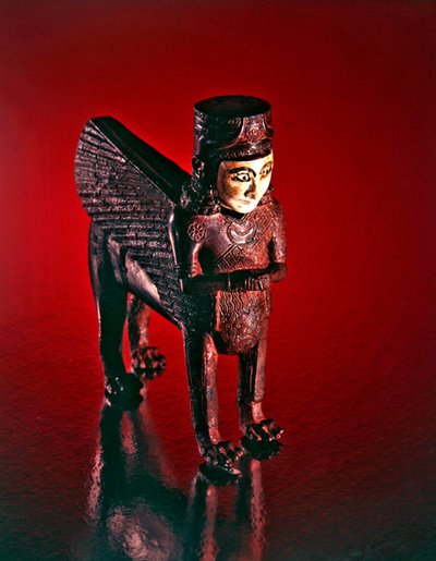 Szárnyas oroszlán női felsőtesttel, trónfigura (bronz és berakásos kő) alkotó: Scythian