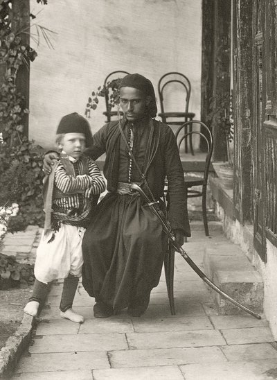 Arab kawass (oszmán gárda) egy fiatal fiúval egy ház kertjében Jeruzsálem Júdea kerületében, 1867 alkotó: Sergeant Henry Phillips