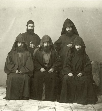 5 örmény papból álló csoport a Mediterrane Hotel udvarán, Jeruzsálem, 1867 alkotó: Sergeant Henry Phillips