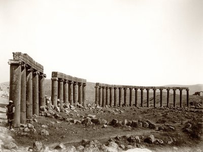 Az ovális oszlopos tér északnyugatról, Jerash, 1867 alkotó: Sergeant Henry Phillips