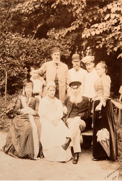 Jakov Petrovics Polonszkij (Iakov Petrovics Polonski) (1819-1898) költő családja meglátogatta Afanasy Afanassievich Fet (Foeth) (Afanassi Afanassievitch Chenchine) (1820-1892) költőt. Albumin Fotó: Szergej Dmitrijevics Botkin (1869-1945) alkotó: Sergei Dmitrievich Botkin