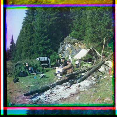 Szergej Prokudin-Gorskii és mások egy kempingben ülve, a Chusovala folyón, az Urál-hegységben, Oroszország alkotó: Sergei Mikhailovich Prokudin Gorskii