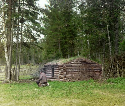Egy férfi egy favágó kunyhó előtt az erdőben, az Orosz Birodalomban, 1905 és 1915 között. alkotó: Sergey Prokudin Gorsky