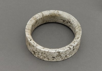 karkötő (jade) alkotó: Shang Dynasty Chinese School