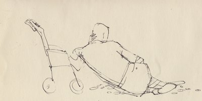 Férfi babakocsinak dőlve a strandon, c1950. alkotó: Shirley Markham