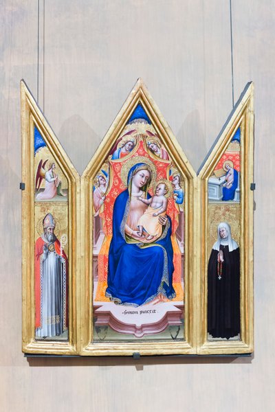 Triptichon, a trónoló Madonna és a gyermek angyalokkal (középen), az Angyali üdvözlet angyala és Szent Ágoston (balra), a Szűzanya és a Szent Mónika (jobbra) alkotó: Simone dei Crocifissi