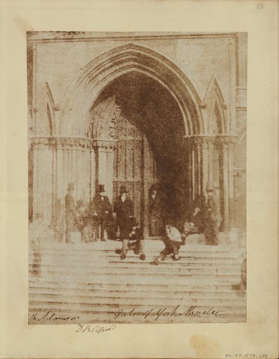 Férfiak csoportja a York Minster déli bejáratánál alkotó: Sir David Brewster