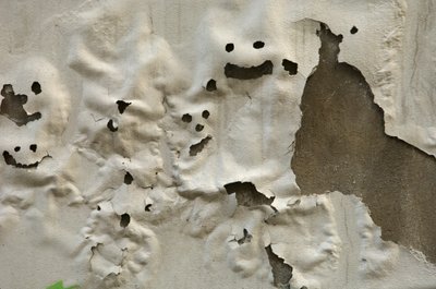 Olaszország, Toszkána, Firenze, Mosolygó szellemarcok az időjárás által megrongált festett falon, 2022 (fotó) alkotó: Sisse Brimberg