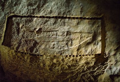 Őskori barlangi faragvány, amely egy lazacot ábrázol, az Abri du Poissonból (a "halas szikla... alkotó: Sisse Brimberg
