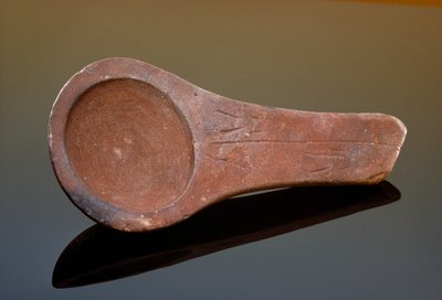 A Lascaux-lámpát, csiszolt homokkőből készült lámpát a Lascaux-barlangban találták. alkotó: Sisse Brimberg