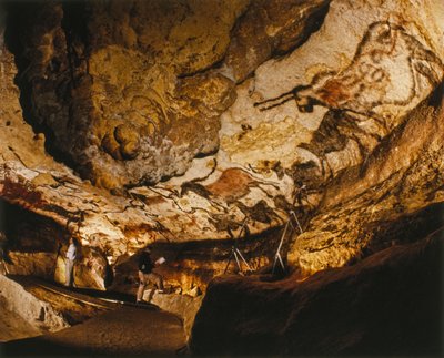 A Lascaux-i mítikus egyszarvú és más, több mint 17 000 évvel ezelőtt készült Lascaux-i festmények. alkotó: Sisse Brimberg