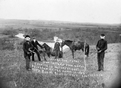 A „szögesdrót-háború” Nebraskában 1884-1885: A tanyatulajdonosok megpróbálják elvenni a földet a gazdáktól a szögesdrót-elhatárolás ellen – Solomon D. Butcher fényképe alkotó: Solomon D. Butcher