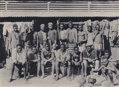 Egy csoport az épületegyüttesben (f/w fotó) alkotó: South African Photographer