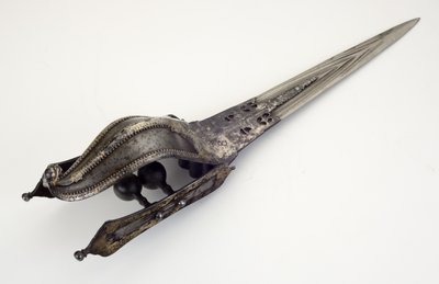 Jamadhar, vagy ütőtőr (acél és ezüst aranyozással) alkotó: South Indian School