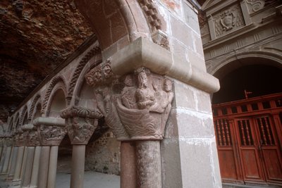 Árkád tőke, amely Krisztust ábrázolja, aki tanítványait hívja alkotó: Spanish School