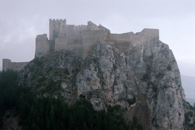 Kilátás a 11-13. században épült Loarre-kastélyra alkotó: Spanish School