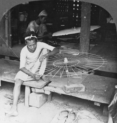 Fiúk készítik a natív esernyőt, Burma, 1908 alkotó: Stereo Travel Co