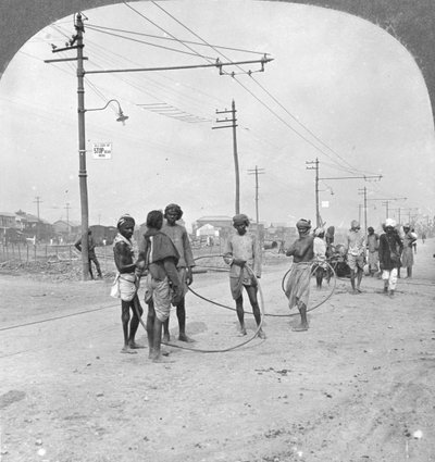 Férfiak nehéz terhet húzni, Rangoon, Burma, 1908 alkotó: Stereo Travel Co