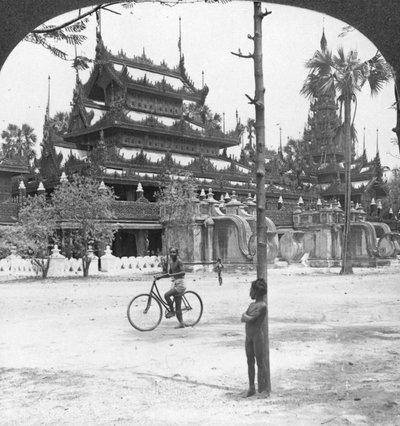 Queens Golden Monastery, Mandalay, Burma, 1908. alkotó: Stereo Travel Co