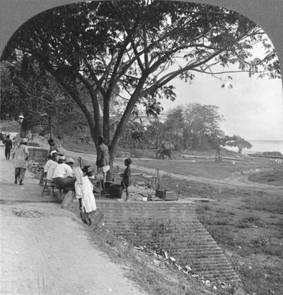 Folyófront és part, Bhamo, Burma, 1908 alkotó: Stereo Travel Co