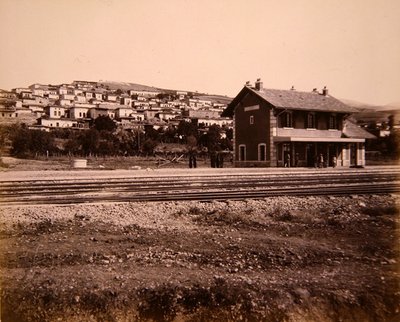 Állomásház és Mallakah falu a Bejrút és Damaszkusz közötti vasútvonalon (fotó) alkotó: Studio Bonfils