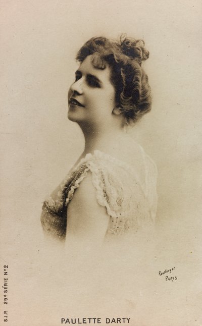Paulette de Bardy francia énekesnő, Paulette Darty néven ismert portréja; képeslap alkotó: Studio Reutlinger