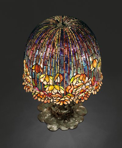 Egy "Pond Lily" asztali lámpa, 1903 körül (ólomüveg és patinás bronz) alkotó: Studios Tiffany