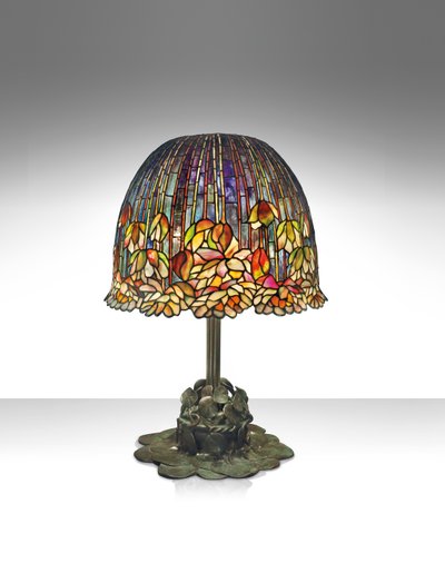 Egy "Pond Lily" asztali lámpa, 1903 körül (ólomüveg és patinás bronz) alkotó: Studios Tiffany