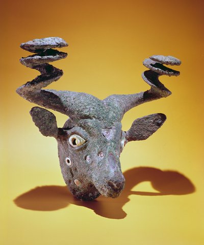 Egy bika feje, Irakból, ie 2000 körül (bronz és héj) alkotó: Sumerian