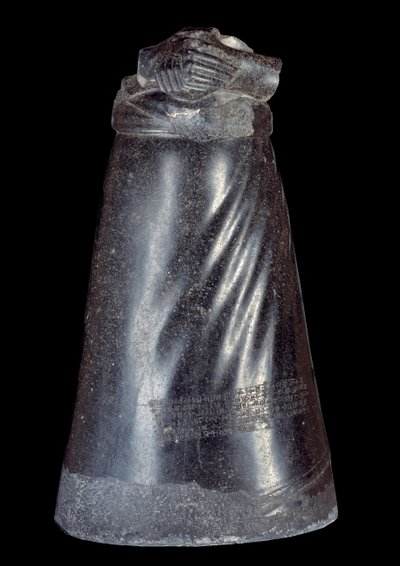 Mezopotámia: Manishtusu (Manishtousu) (Kr. e. 2270-2254), Agade királya diorit szobrának alsó fele. Kr.e. 2300-2250. Susa (Babilon) helyéről. V 0,88 m Párizs, Musee du Louvre alkotó: Sumerian Mesopotamian School