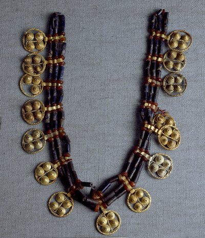 Sumer művészet: nyaklánc arany medálokkal és lapis lazuli gyöngyökkel, amelyeket esküvőre használtak. Ur helyének királysírjaiból. Kr.e. 2600-2500. Homályos. 41 cm Bagdadi Nemzeti Iraki Múzeum alkotó: Sumerian Sumerian