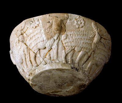 Sumér művészet: hívő domborművekből faragott mészkő. Kr.e. 3000. Mérete 9 x átm. 22 cm Bagdad, Iraki Nemzeti Múzeum alkotó: Sumerian Sumerian