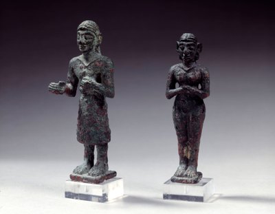 Bronz szobrok hódolókról és istennőről, Szíriából Kr.e. 2300-2000 között. Párizs, Louvre Múzeum alkotó: Syrian Syrian