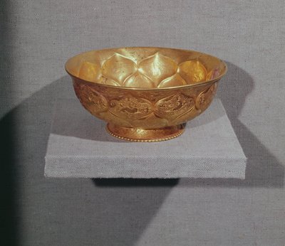 Dombornyomott lótuszszirmokkal díszített tál (arany) alkotó: Tang Dynasty Chinese School