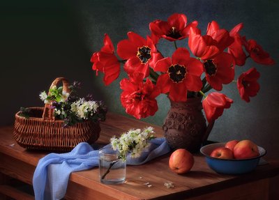 Vörös tulipánok – vidéki csendélet alkotó: Tatyana Skorokhod