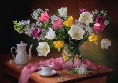 Tavaszi tulipánok és tea alkotó: Tatyana Skorokhod