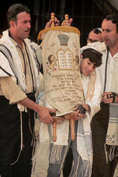 Bar Mitvah fiú viszi Toraj a Bar mitvah-nál alkotó: Ted Spiegel