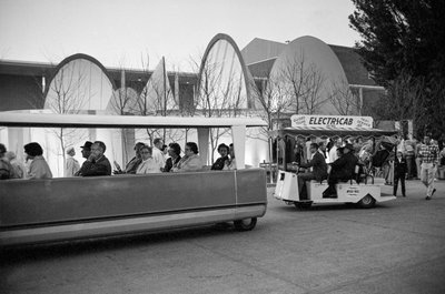 Elektromos kocsik szállítják a látogatókat a seattle-i világkiállításon alkotó: Ted Spiegel