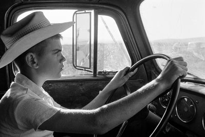A családi gazdálkodó Ed Ker az A.M. Ker Ranch-on egy mezőgazdasági gazdálkodó, aki alfal... alkotó: Ted Spiegel